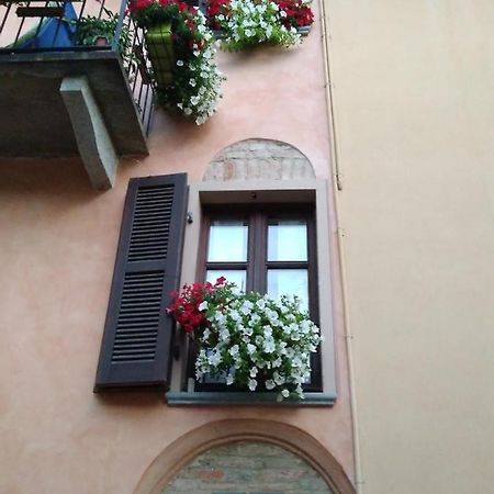 Holiday House Antica Dimora Soggiorni In Langa Centro Storico La Morra Bagian luar foto