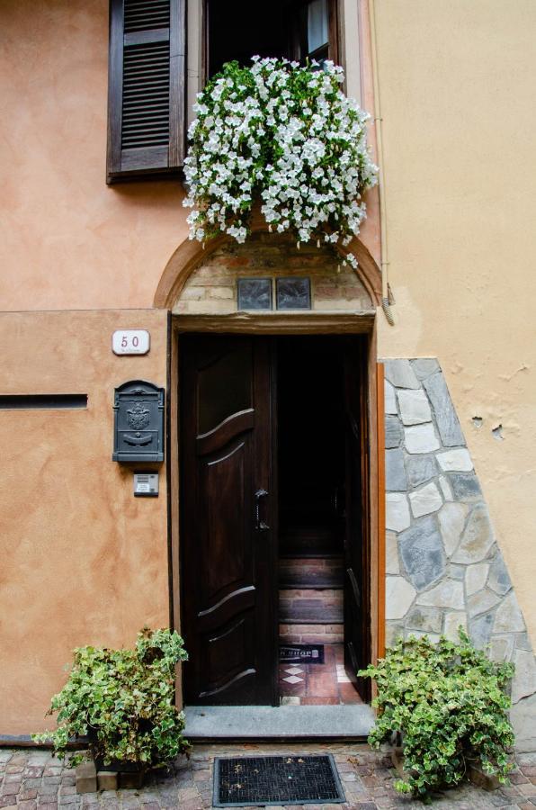 Holiday House Antica Dimora Soggiorni In Langa Centro Storico La Morra Bagian luar foto