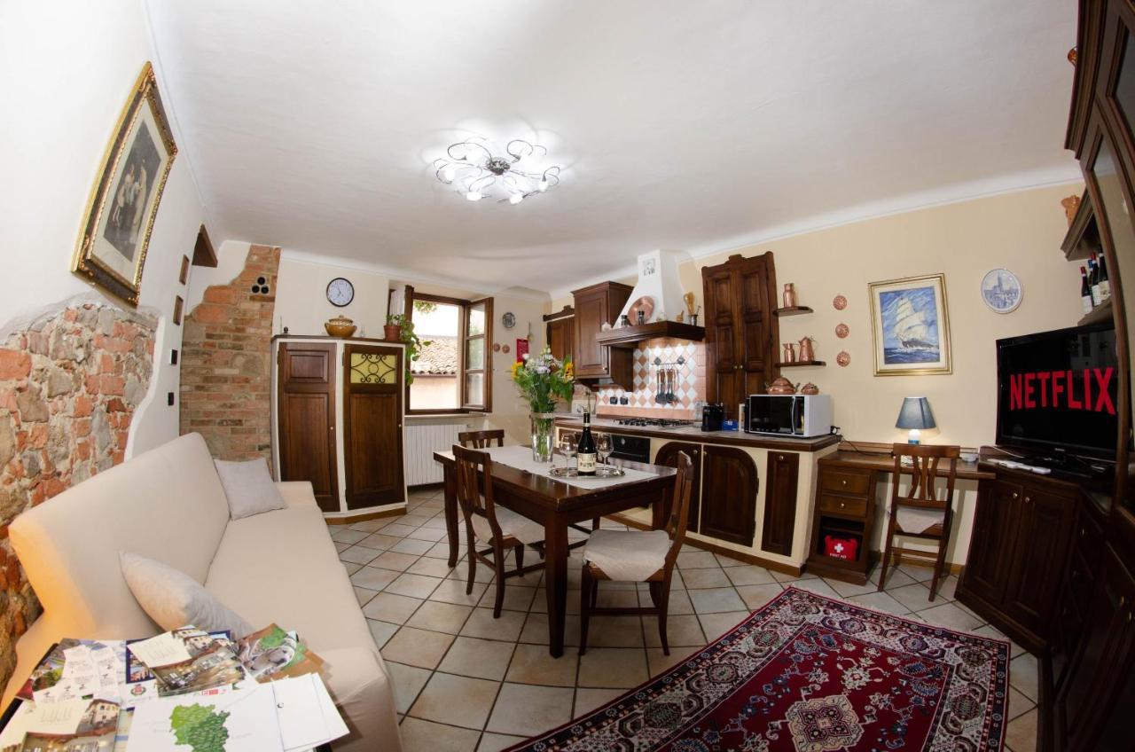 Holiday House Antica Dimora Soggiorni In Langa Centro Storico La Morra Bagian luar foto