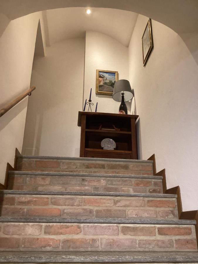 Holiday House Antica Dimora Soggiorni In Langa Centro Storico La Morra Bagian luar foto