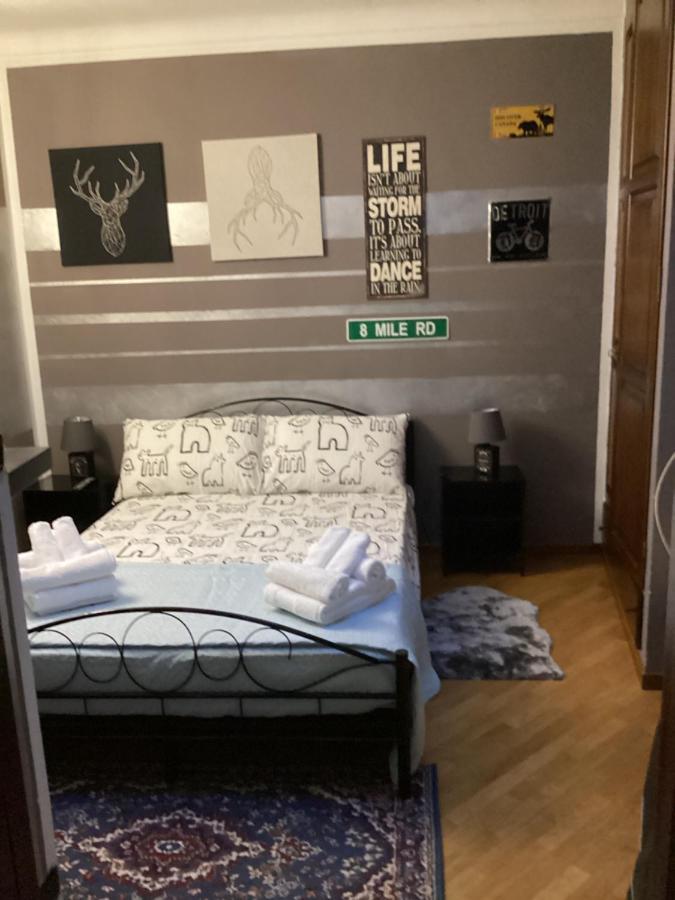 Holiday House Antica Dimora Soggiorni In Langa Centro Storico La Morra Bagian luar foto