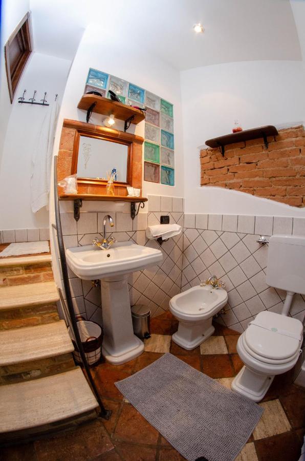 Holiday House Antica Dimora Soggiorni In Langa Centro Storico La Morra Bagian luar foto