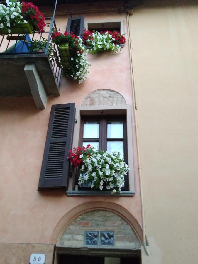 Holiday House Antica Dimora Soggiorni In Langa Centro Storico La Morra Bagian luar foto