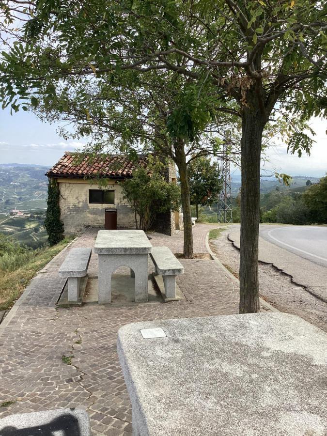 Holiday House Antica Dimora Soggiorni In Langa Centro Storico La Morra Bagian luar foto