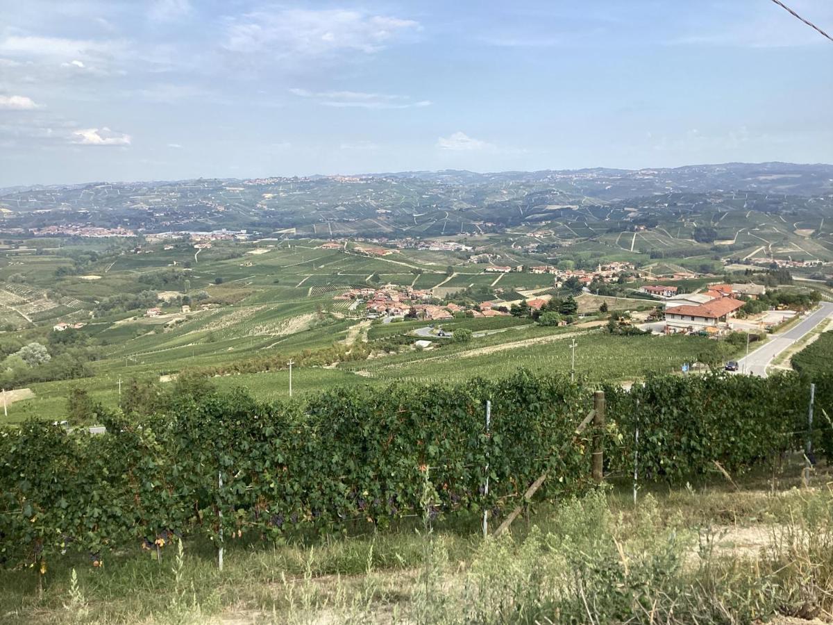 Holiday House Antica Dimora Soggiorni In Langa Centro Storico La Morra Bagian luar foto