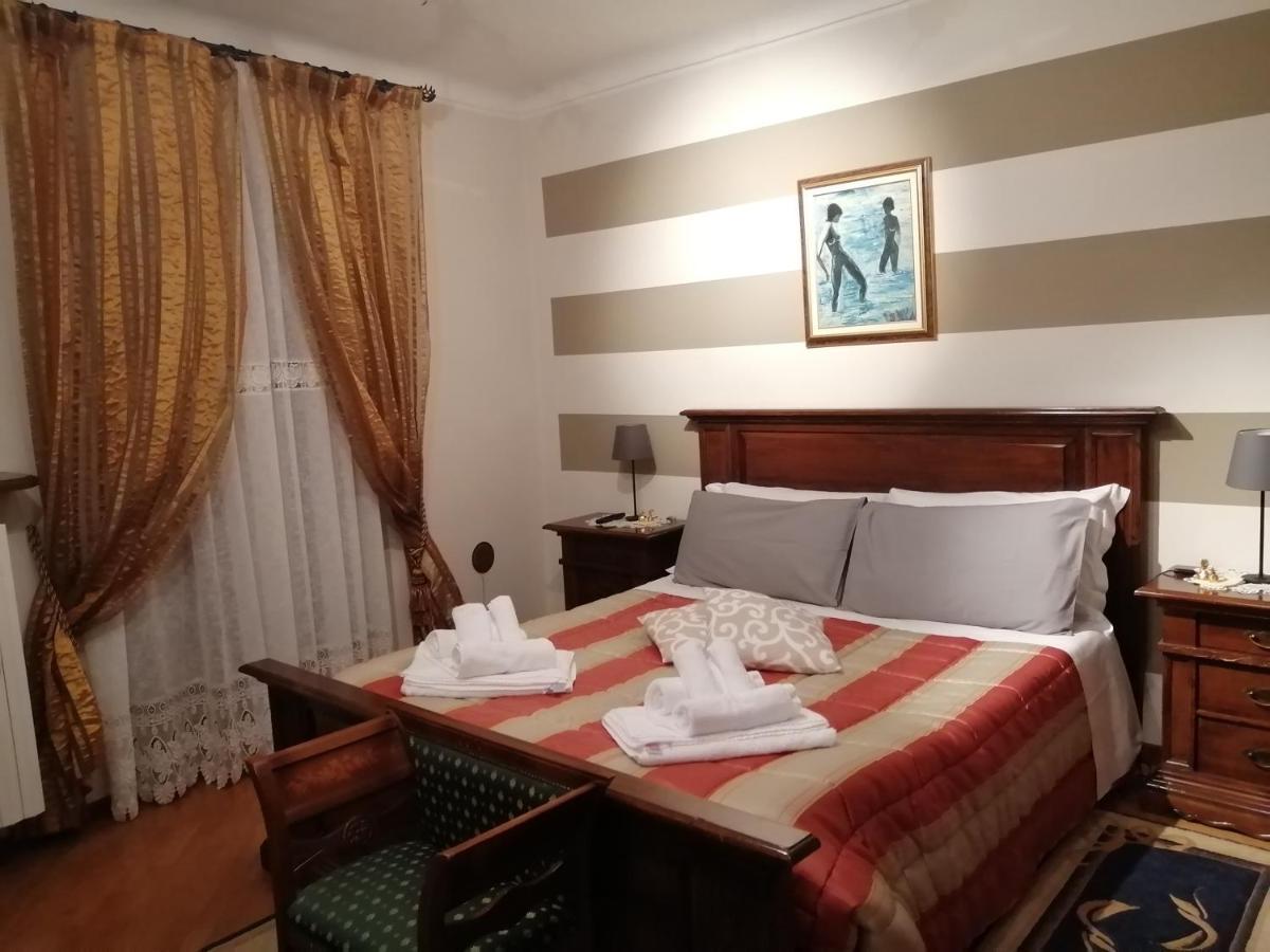 Holiday House Antica Dimora Soggiorni In Langa Centro Storico La Morra Bagian luar foto