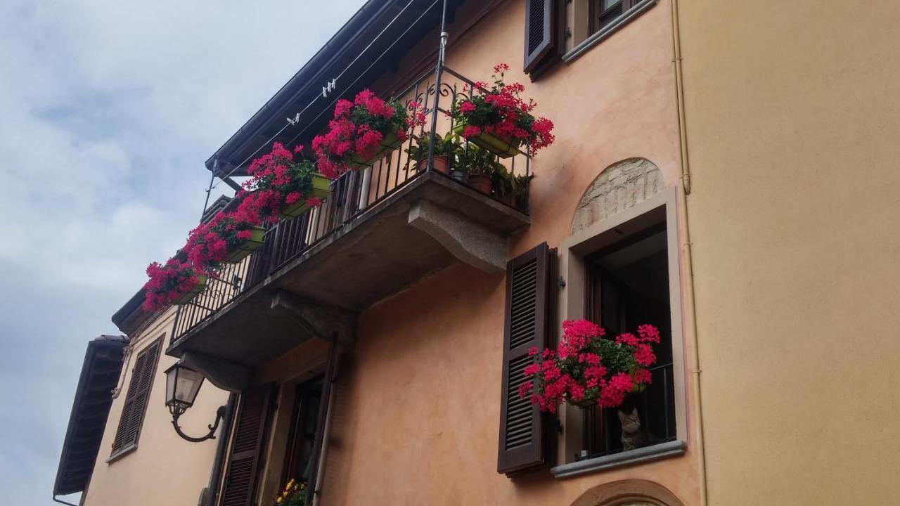 Holiday House Antica Dimora Soggiorni In Langa Centro Storico La Morra Bagian luar foto