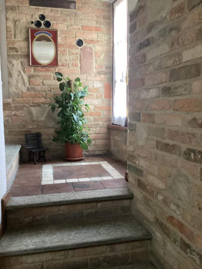 Holiday House Antica Dimora Soggiorni In Langa Centro Storico La Morra Bagian luar foto