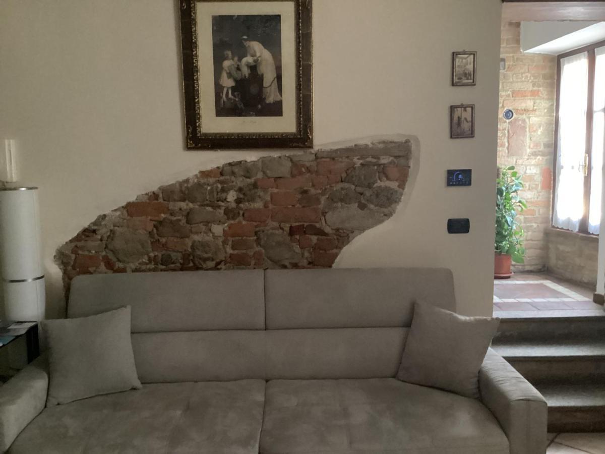 Holiday House Antica Dimora Soggiorni In Langa Centro Storico La Morra Bagian luar foto