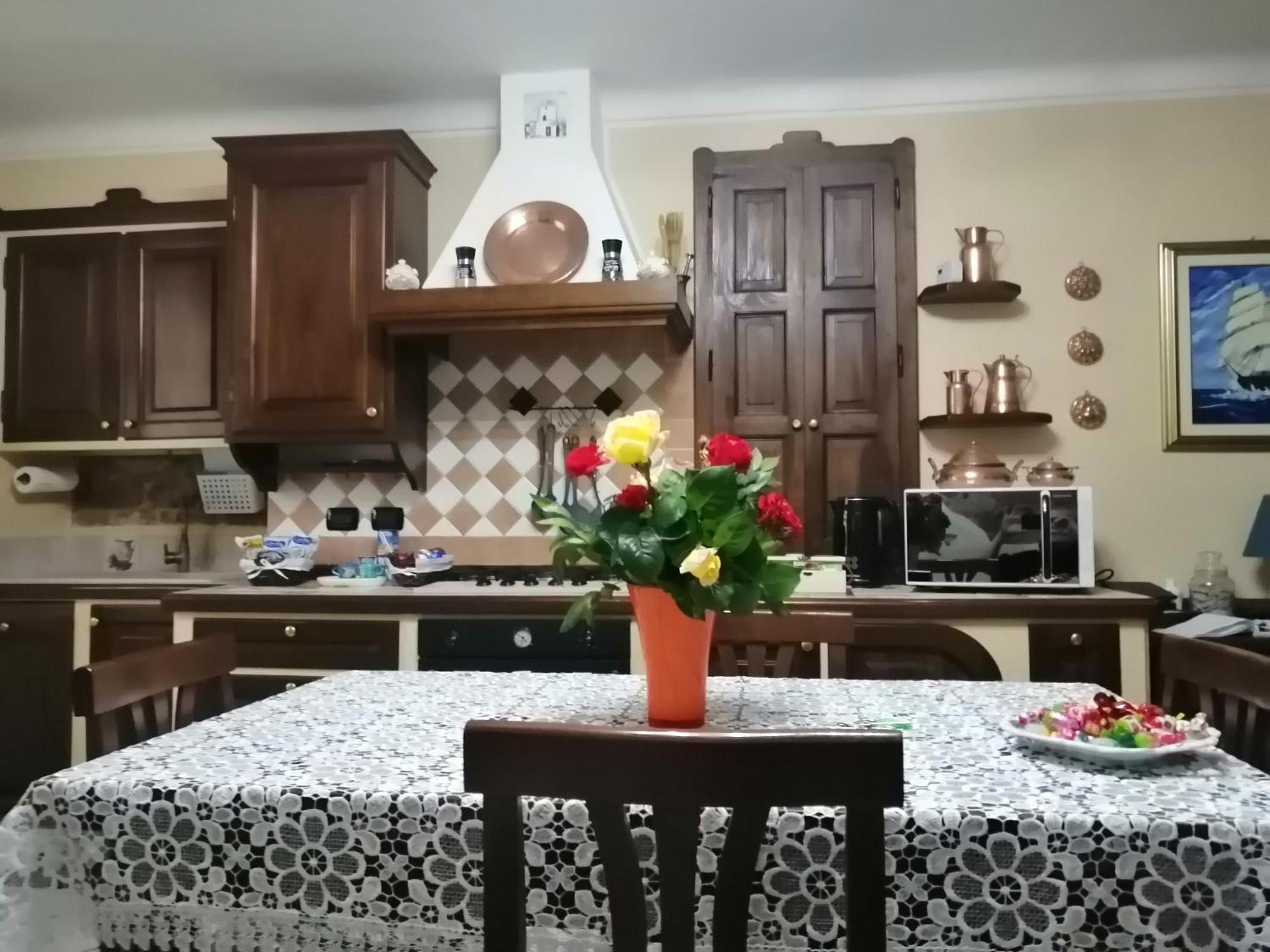Holiday House Antica Dimora Soggiorni In Langa Centro Storico La Morra Bagian luar foto