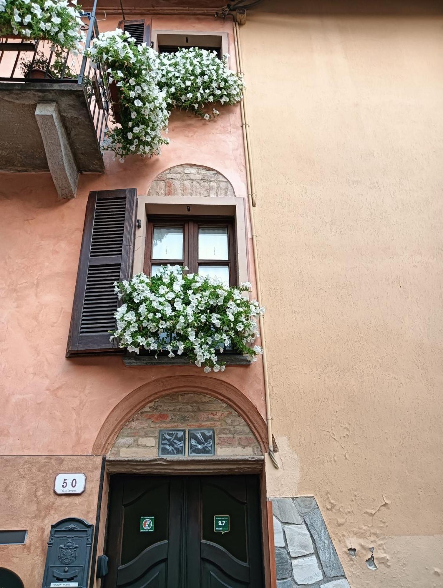 Holiday House Antica Dimora Soggiorni In Langa Centro Storico La Morra Bagian luar foto